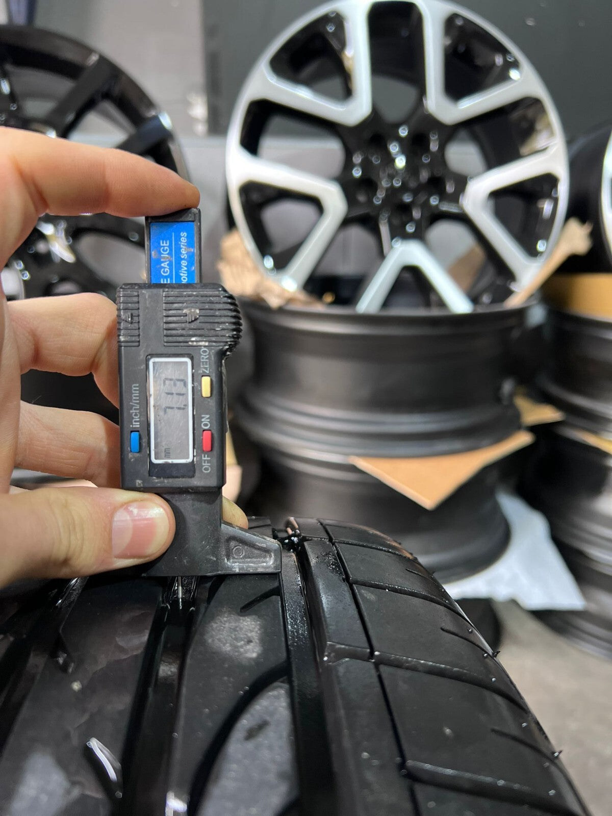 4 CERCHI IN LEGA DA 19 MERCEDES   GLA ORIGINALI COMPLETI PNEUMATICI SEMINUOVI