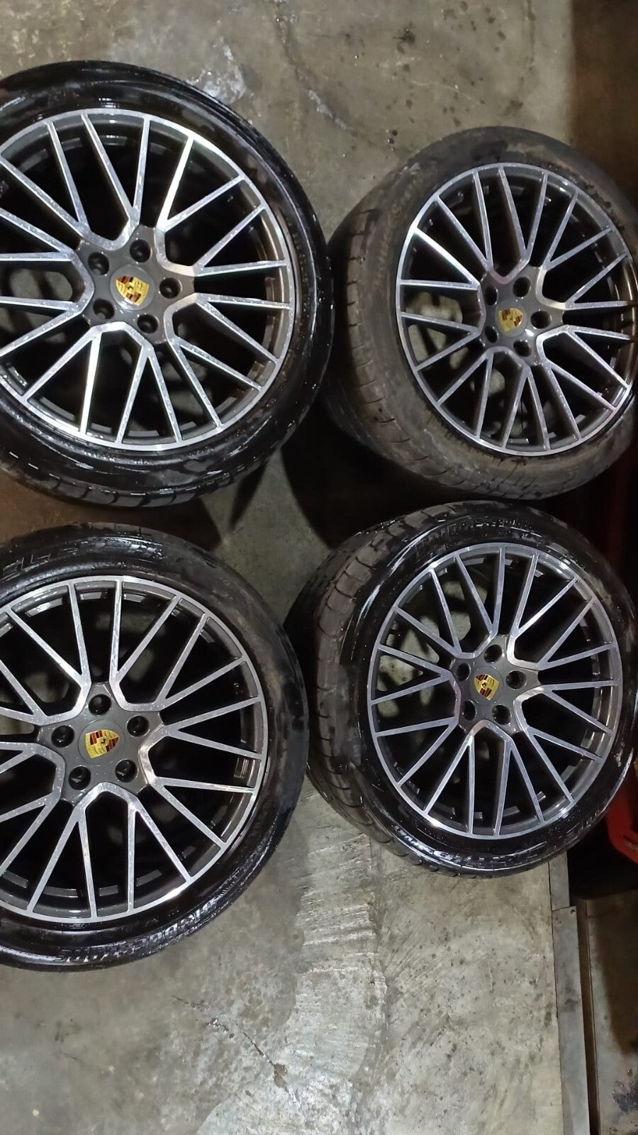 4 Cerchi Porsche Cayenne E Pneumatici seminuovi bridg. doppia misura r.21