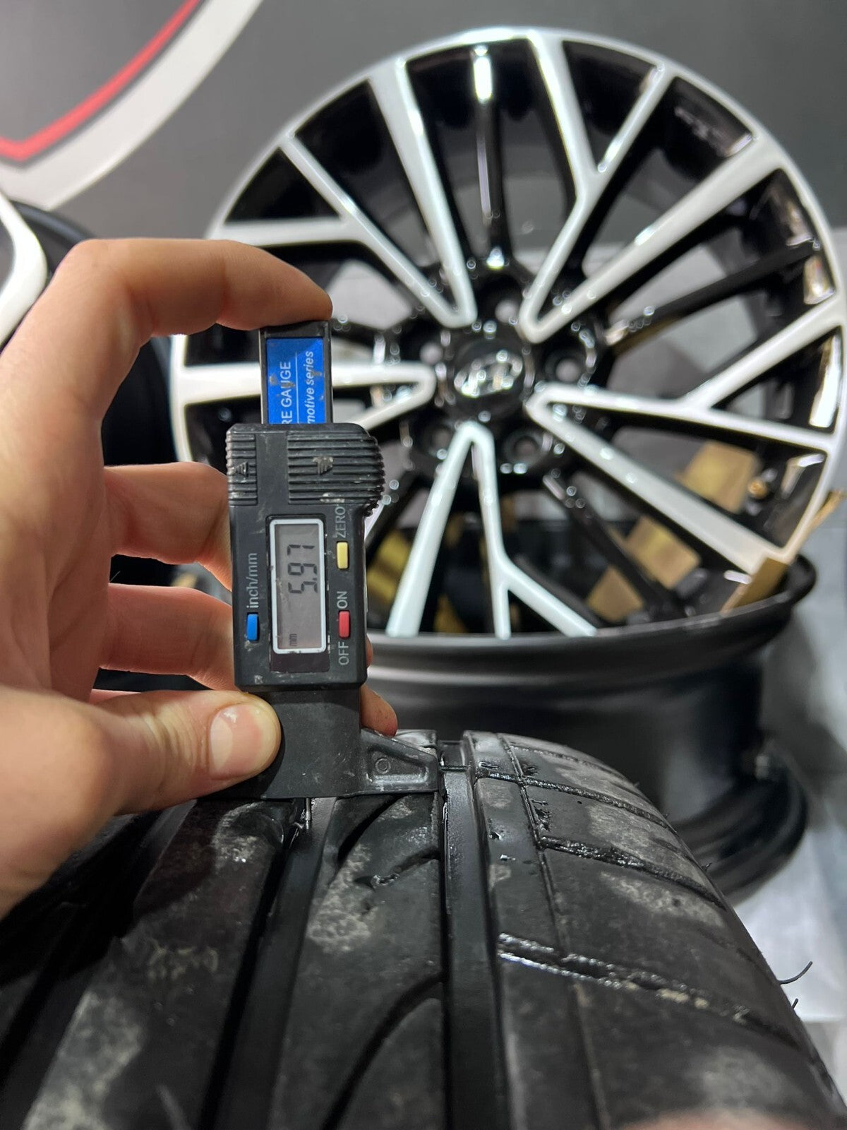 4 CERCHI IN LEGA DA 19 MERCEDES   GLA ORIGINALI COMPLETI PNEUMATICI SEMINUOVI